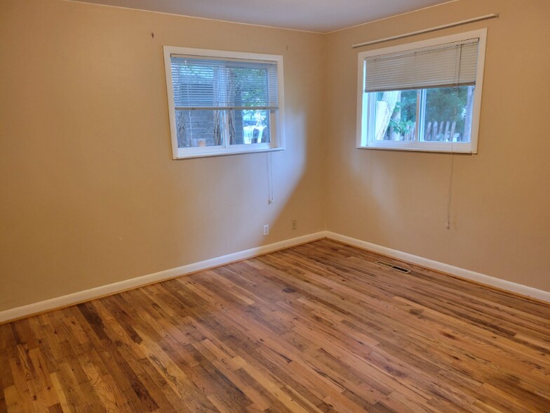 Building Photo - 2811 Tharp Dr