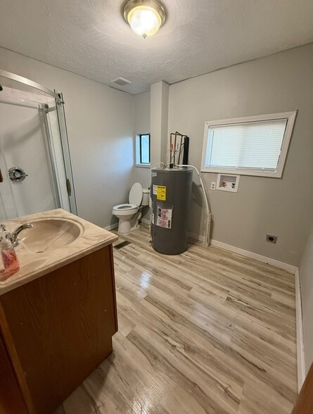 bathroom / laundry - 552 Main St