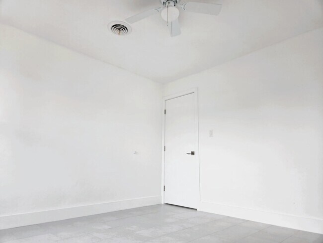 Building Photo - 813 S 6th St