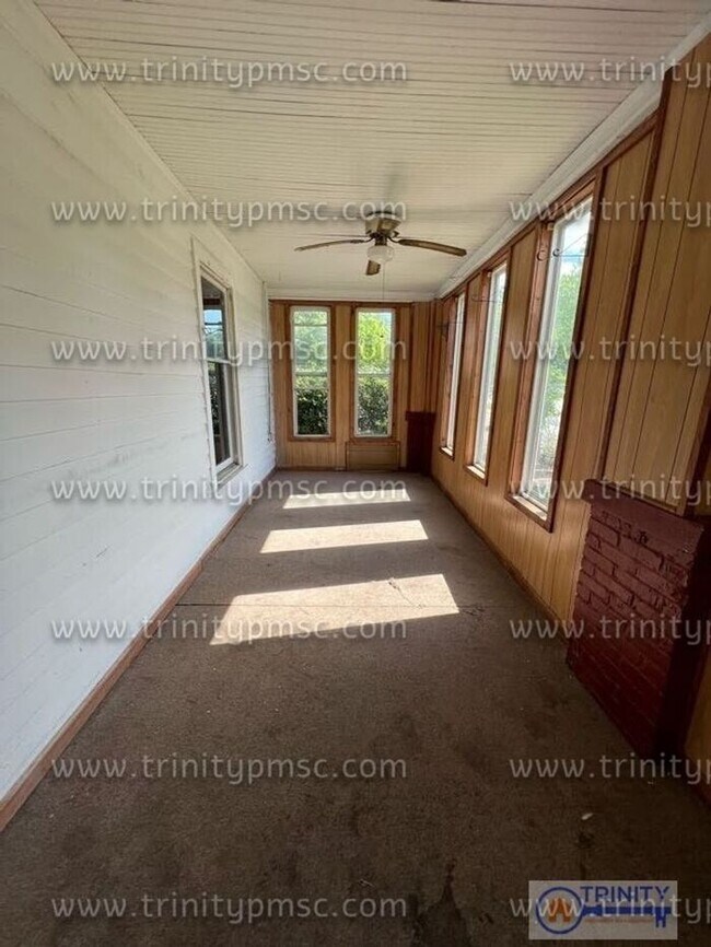 Building Photo - Huge 4 Bed House!