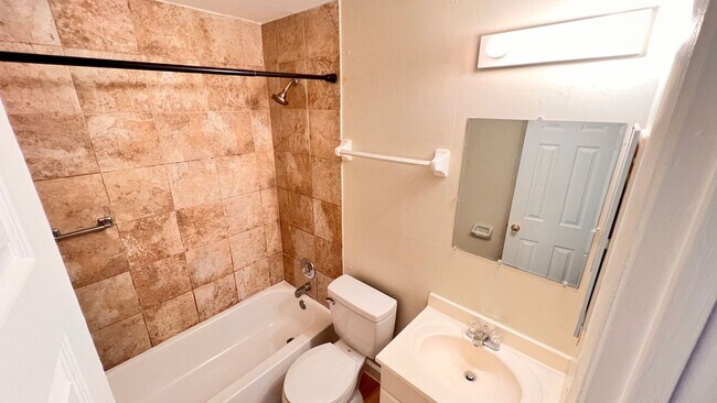 Building Photo - Spacious 2 Bed / 1 Bath Duplex in West Orl...