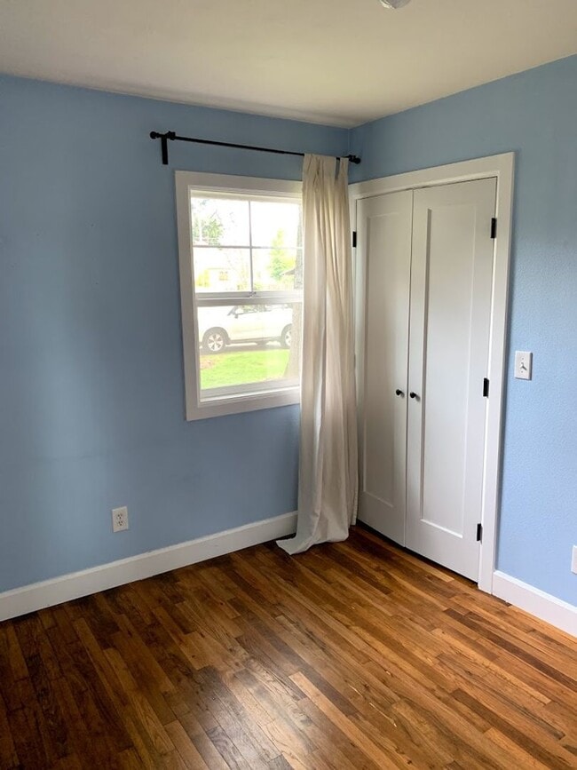 Building Photo - Montavilla 2bd remodeled bungalow. Large k...