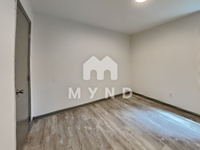 Building Photo - 1600 Poole Rd Unit B