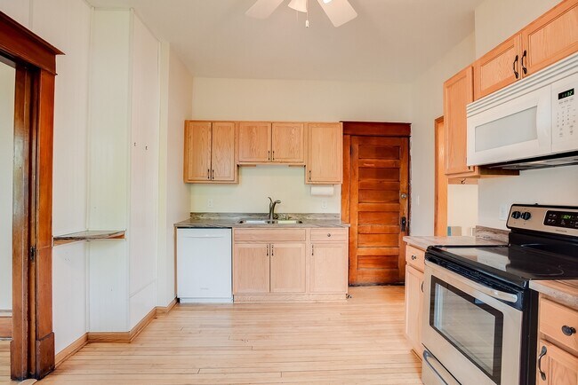 Building Photo - 1360 Dale St N