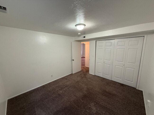 Building Photo - Large Five Bedroom Home, Sandy, 2500 sq ft, New Paint, New carpet, New Flooring