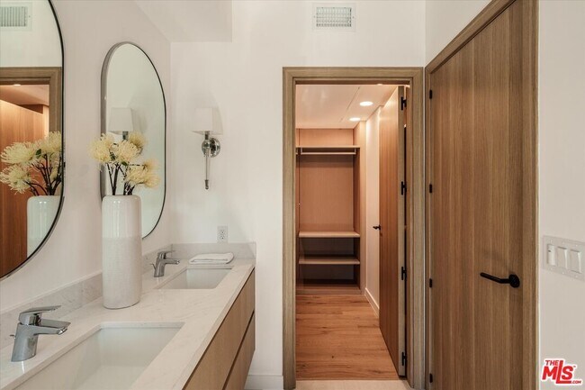 Building Photo - 2822 1/2 Avenel St