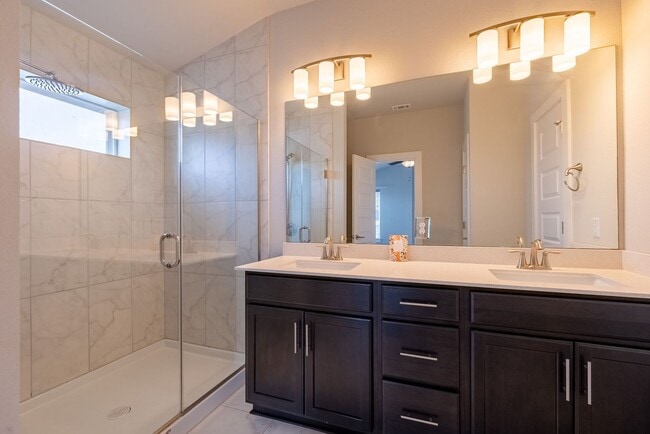 Building Photo - Beautiful 2 bedroom, 2.5 bathroom home in South East Austin!!!