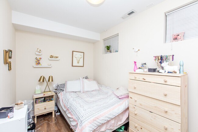 Building Photo - HUGE 4bed/2bath Condo Quality GARDEN unit in Wicker Park! Central Air! In-Unit Laundry!
