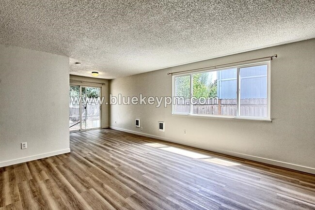 Newly Remodeled 2 Bed, 1 Bath Duplex with... - Newly Remodeled  2 Bed, 1 Bath Duplex with...