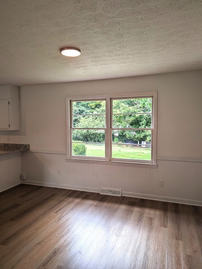 Building Photo - CherryVille Downtown, 3 bedroom, 100% Upgraded.