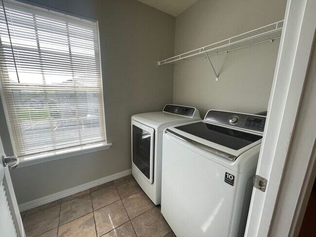 Building Photo - 3 Bedroom 2 Bath Apartment in Branson, MO