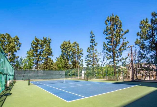 Tennis court - 100 S Doheny Dr