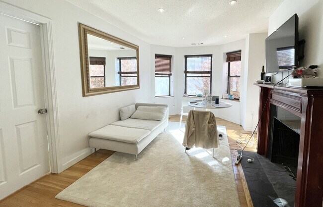 Building Photo - 73 Gainsborough St