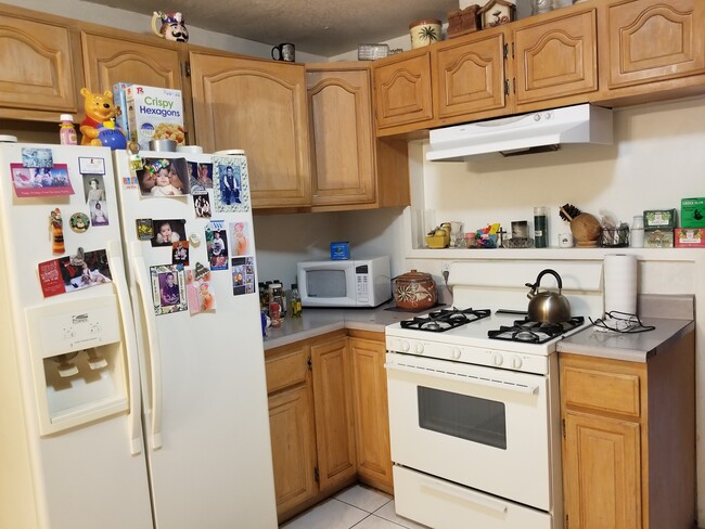 Full Equipped Kitchen, microwave, Stove and refrigerator. - 1405 S New Hampshire Ave