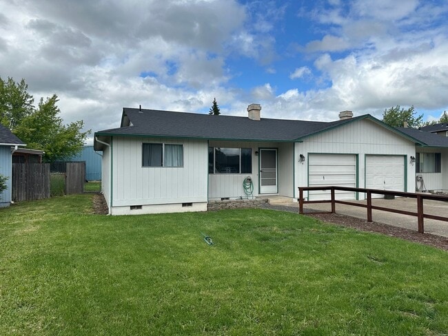 Building Photo - Updated 2 bed 1 bath dulpex in Springfield!
