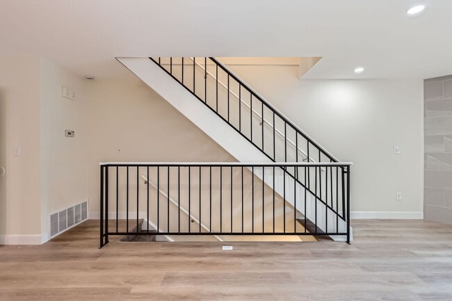 Building Photo - Bright & Updated 2-Bedroom Townhome with Bonus Basement Space in Lakewood!