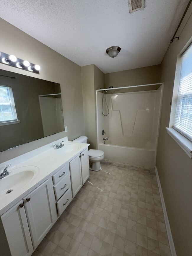 Building Photo - Nice 3 Bedroom, 2 Bath Home in Hubert