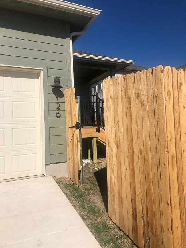 Building Photo - -=Available April 2026=-  4BR/2BA w/ Fenced Yard + Covered Parking in Hutto, TX