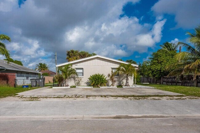 Building Photo - 2449 Saginaw Ave
