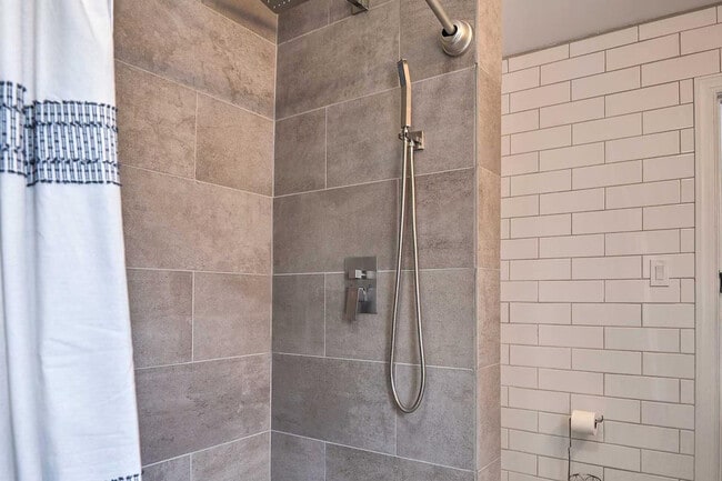 Building Photo - 240 Farmhouse Ln