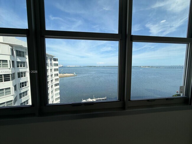 Building Photo - 999 Brickell Bay Dr