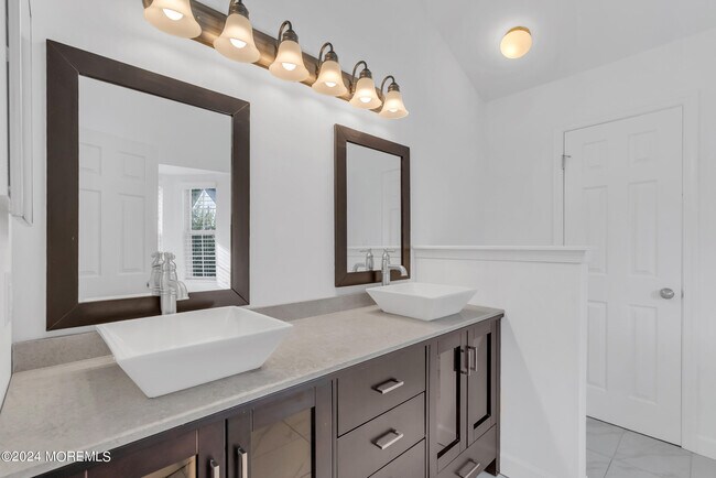 Building Photo - 2 Charles Ct