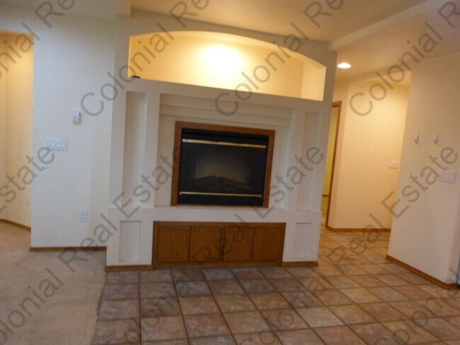 Building Photo - 721 Bison Rd