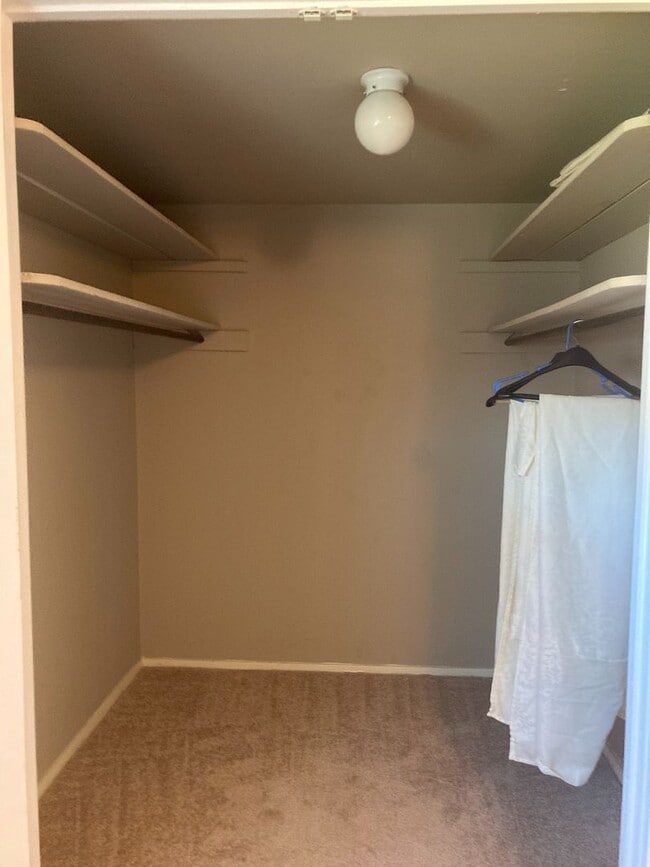 Building Photo - 224 N Oxford Dr