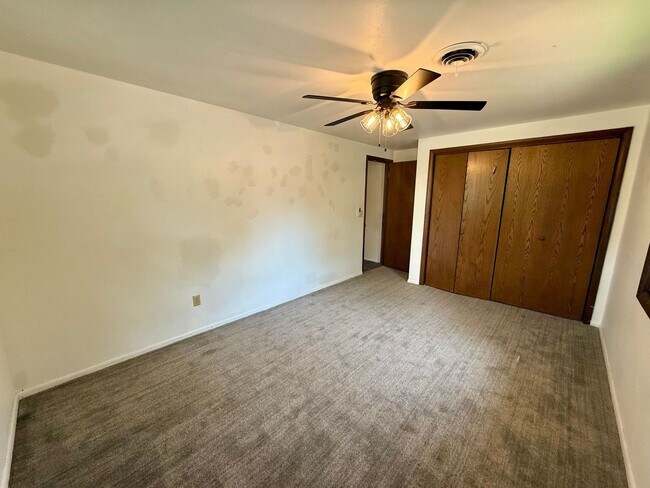 Building Photo - 901-903 W Adler Rd