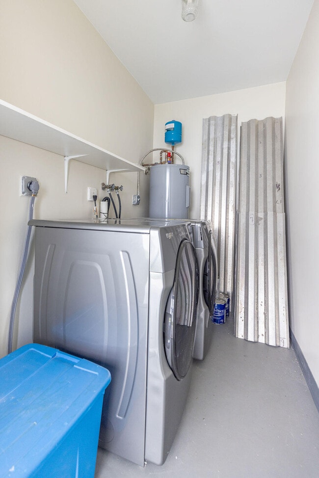 Building Photo - 114 S Lakeside Dr