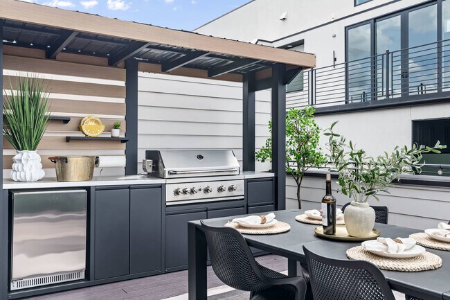 Building Photo - 1015D 12th Ave S