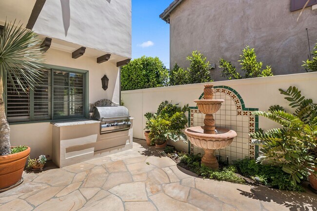 Building Photo - Charming 3BD Home in Coveted Newport Heights