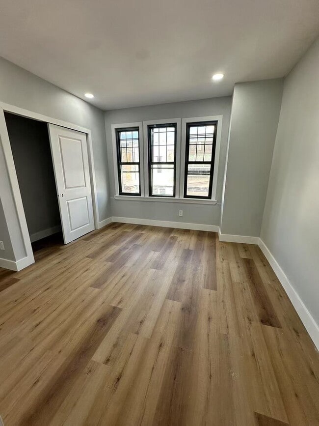 Building Photo - 3 bedroom 1.5 bath house with backyard ava...