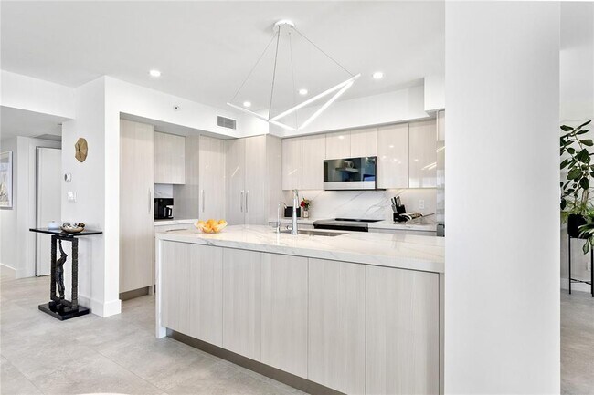 Building Photo - 601 Longboat Club Rd