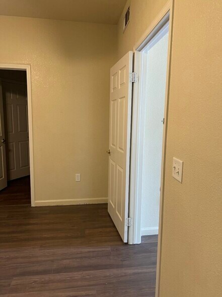 Building Photo - 10550 W Alexander Rd