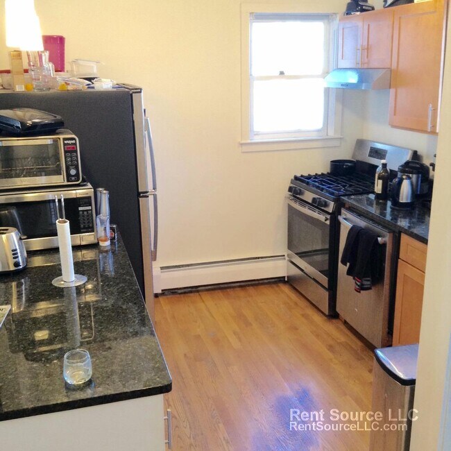 Building Photo - 8 Hingham St