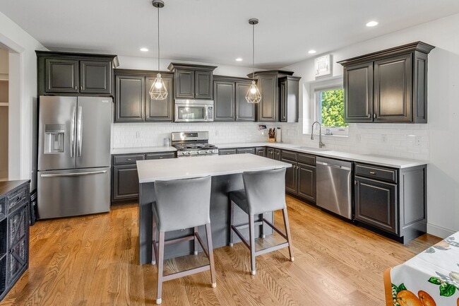 Building Photo - LUXURY 5 BEDROOM HOME AVAILABLE IN MAHOMET