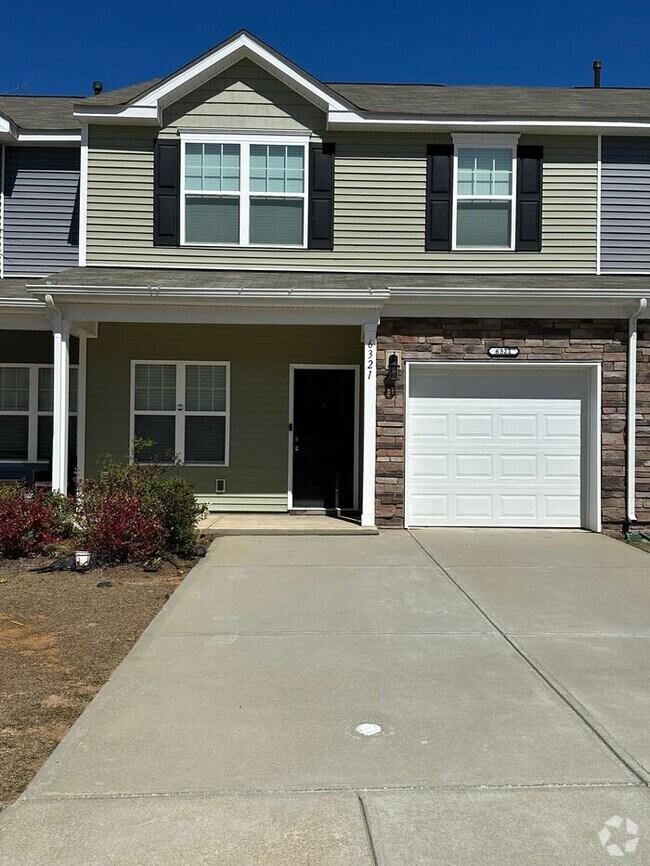 Building Photo - Unfurnished three bedroom 2.5 bathroom Tow...