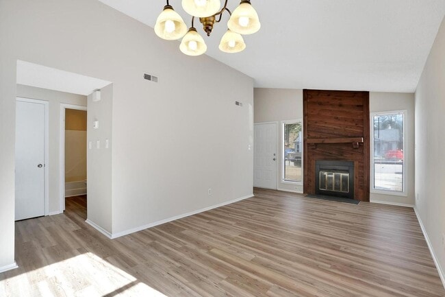 Building Photo - Adorable Duplex!