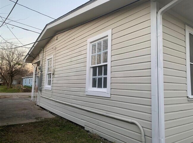 Building Photo - 324 Delaware St