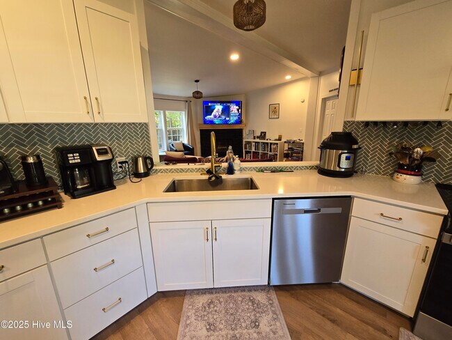 Building Photo - 328 Groves Point Cir