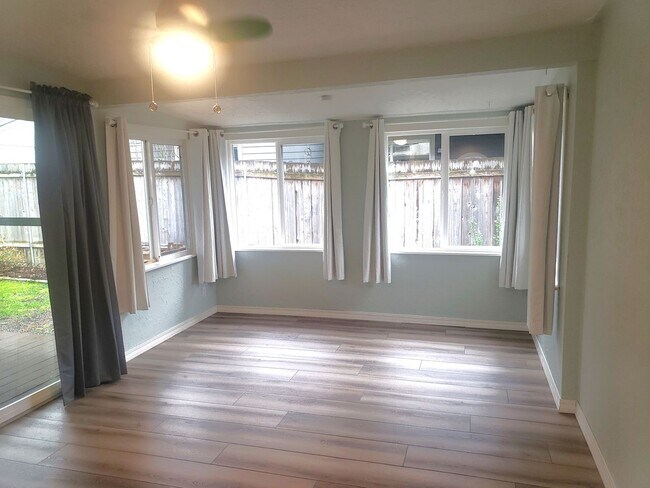 Building Photo - Adorable One-Level House with Huge Backyard in Vancouver!