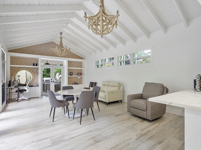 Building Photo - 411 Poinciana Dr