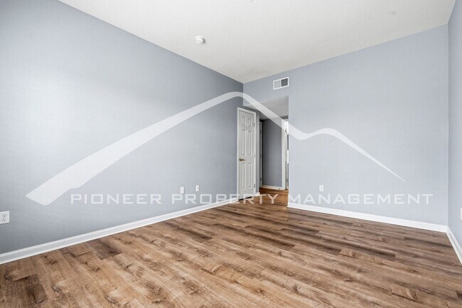 Building Photo - Spacious Condo with Washer/Dryer and Central AC