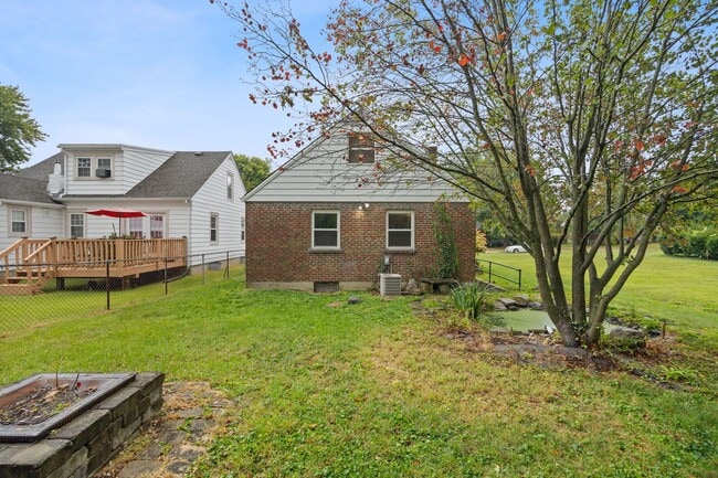 Building Photo - COLLEGE HILL-BEAUTIFULLY MAINTAINED 3 BEDR...