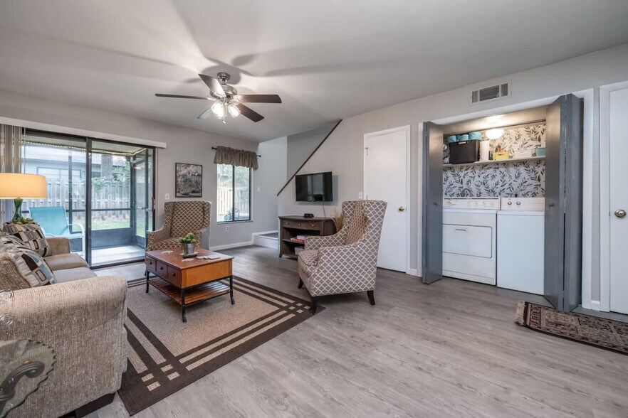 Building Photo - 2300 SW 43rd St