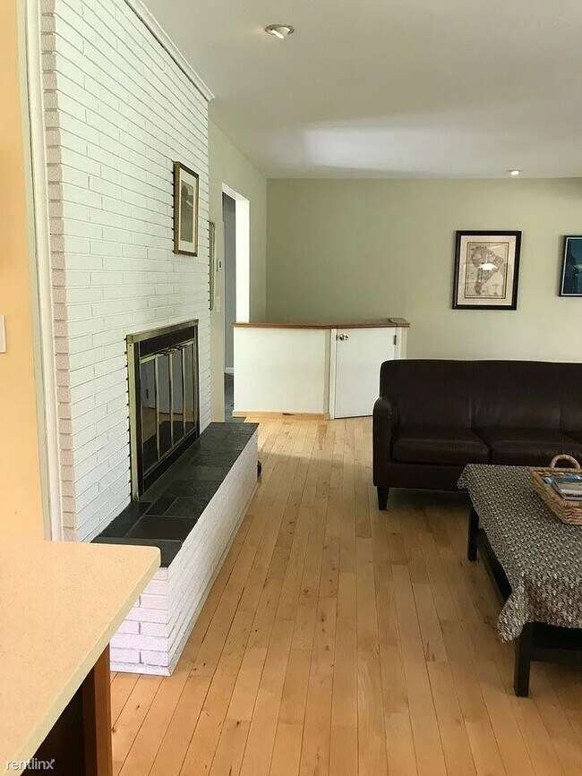 Building Photo - Inviting ranch situated in desirable North Ann Arbor