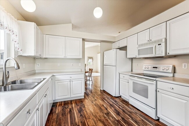 Building Photo - Evolve Real Estate: Meticulously Maintained 3 Bed RANCH Home with Deck and Pergola Available DEC 15!