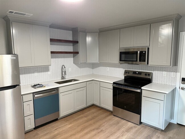 Building Photo - 3705 N Elm St