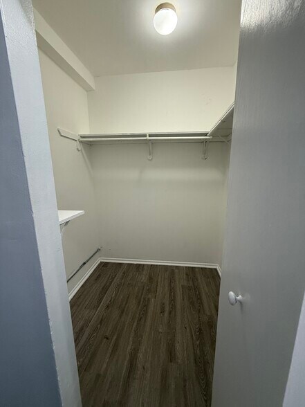 Building Photo - 4527 N Malden St